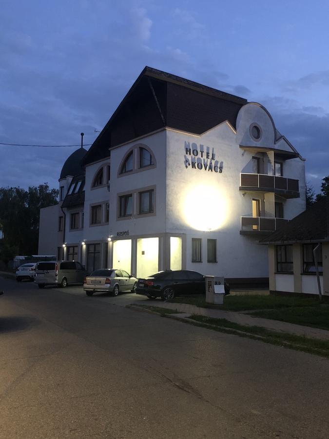 Kovács Hotel Superior Vasarosnameny Exterior foto